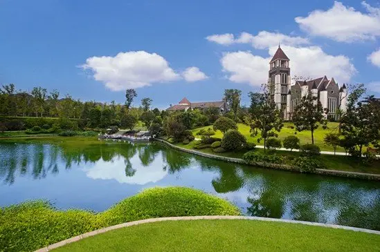 图金科廊桥水乡所在的大学城,不仅是重庆的*中心和城市精英的输送地