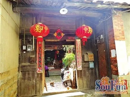 古宅门口挂着大红灯笼,上面写着现在主人的姓氏『郑』