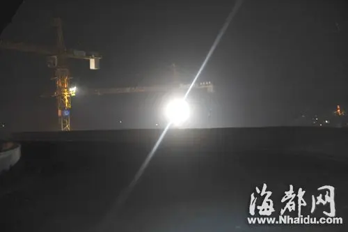 福州一工地夜间施工塔吊夜灯晃眼司机提心吊胆