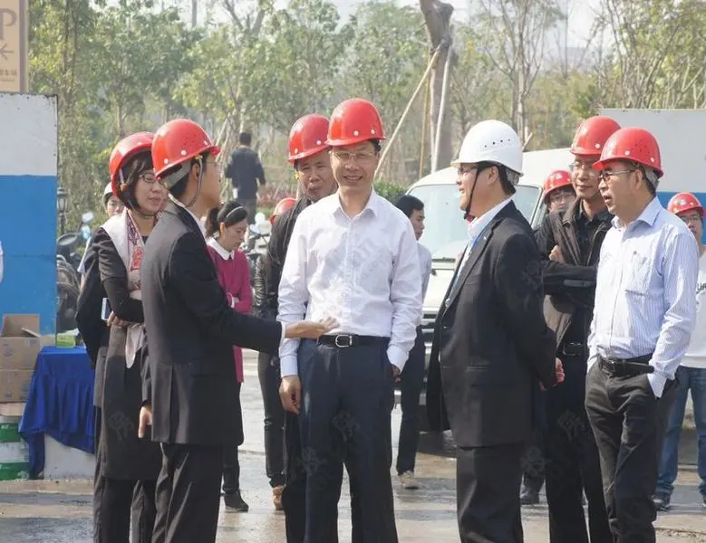 2014-03-26 汕头市龙湖区区长,区委副书记王小辉视察广场项目