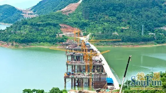 其中通过揭西横江水库的特大桥主桥全长610米,共108条桩基,已完成95条