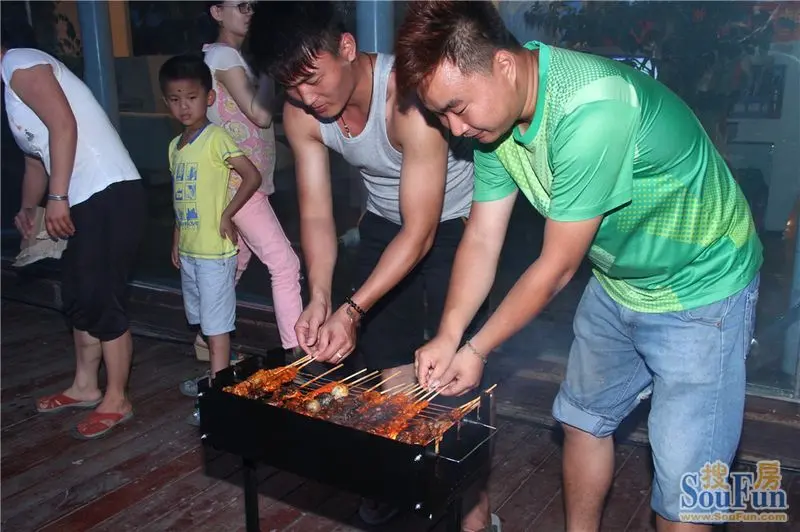 eco城"烧烤啤酒节"千人场面令人震撼,将持续举办
