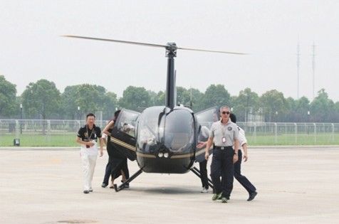 (记者李皓璧)自驾飞机听上去离我们很遥远，然而近日，约120位市民在阳澄湖大道的一处民用直升机场上提前感受了一回“飞机梦”。据了解，7月，苏州直升机场即将逐步对市民开放。