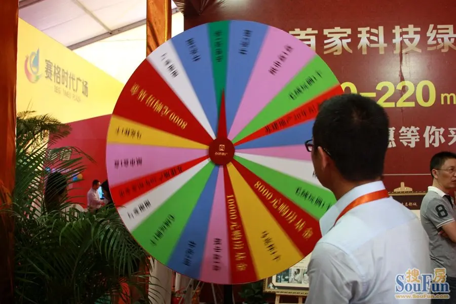 苏建名都城在现场也设置了转盘抽奖的活动,马克杯,电影票,毛绒玩偶