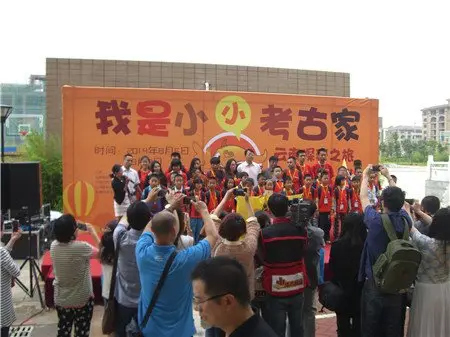 小小考古家合影目前,由仁泽教育公益基金主办的"仁泽教育大师公开课"
