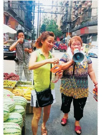 连续5年泸州65岁大妈农贸市场免费送清凉