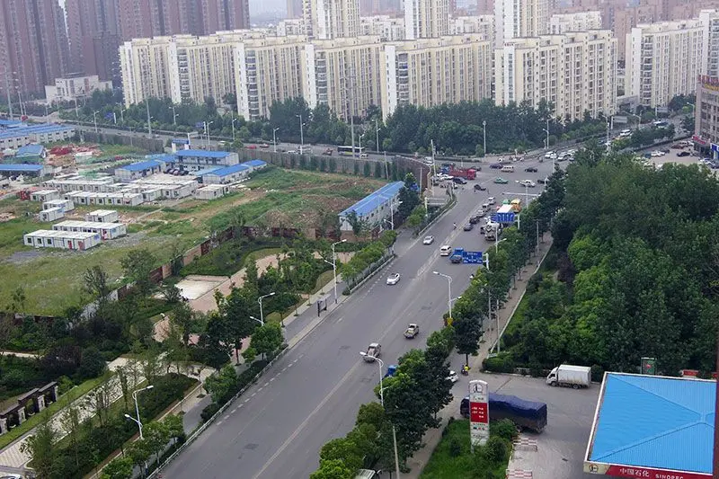 保利东郡位于新东二环郎溪路和新安江路交汇处,郎溪路系合肥市区贯通