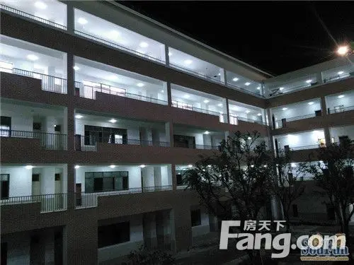 苏州工业园区星洲学校,位于钟园路北津梁街东.
