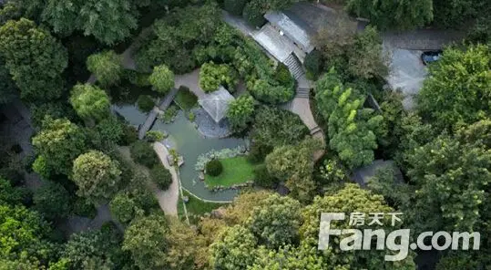 在鹅岭公园上空环瞰重庆山城