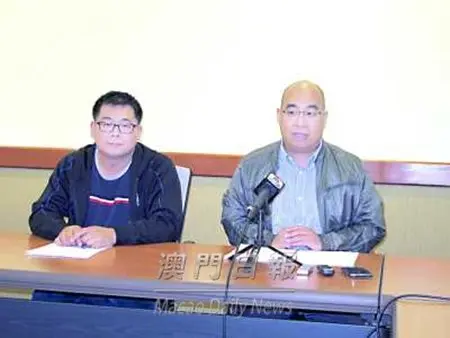 何仲傳(右,李展濤受訪