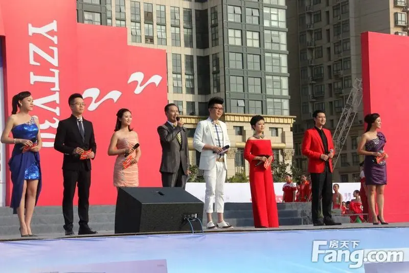 (扬州电视台8位主持人出场)