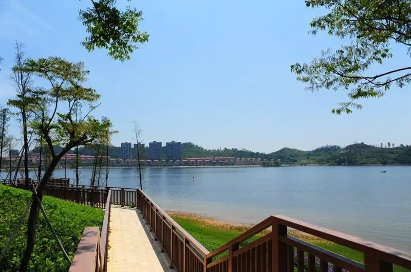 喜来登酒店,4公里环湖绿道,3000㎡湖滨人工沙滩,风情商业街,教育,医疗
