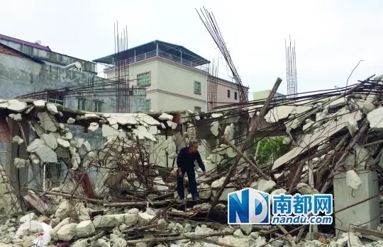 惠城区汝湖镇仍图村村民林观群看着已被强拆了的房屋.