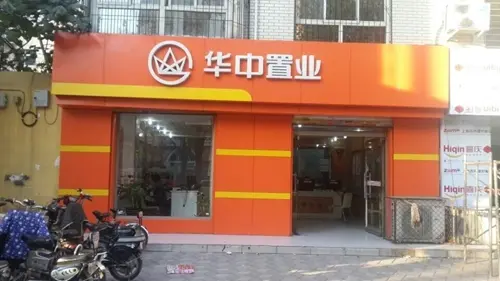 近日,古城大街小巷都点缀着青春的色块,鲜明的橙色呼应着高雅的白色