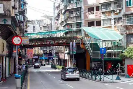 东望洋街行人天桥计划加装升降机_房产资讯-澳门房天下
