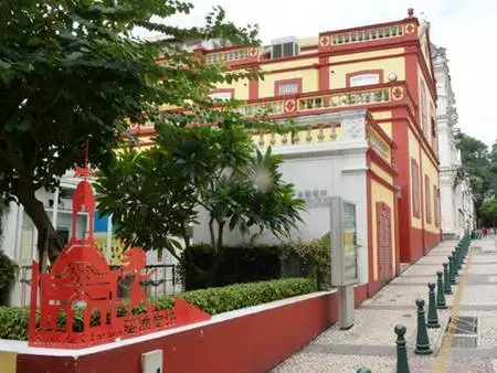 文化局安装望德堂坊方向指示牌 引导旅客入区兴旺文化发展