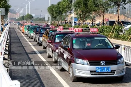 南宁东站出租车等候区,一百多辆出租车整齐划一地排队等客.
