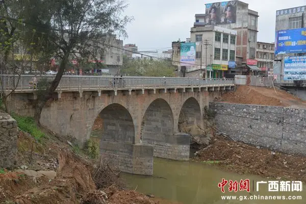 宾阳县斑江甘棠镇河段新建护岸3.24km.
