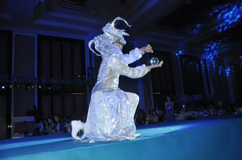 欣赏了国际范的异域风情,魔幻水晶球表演带领现场嘉宾走上奇幻之旅,后