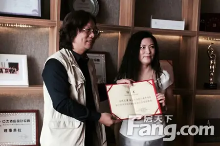 四川美术学院设计艺术学院环境艺术系主任龙国跃教授为梁知女士颁发客图片