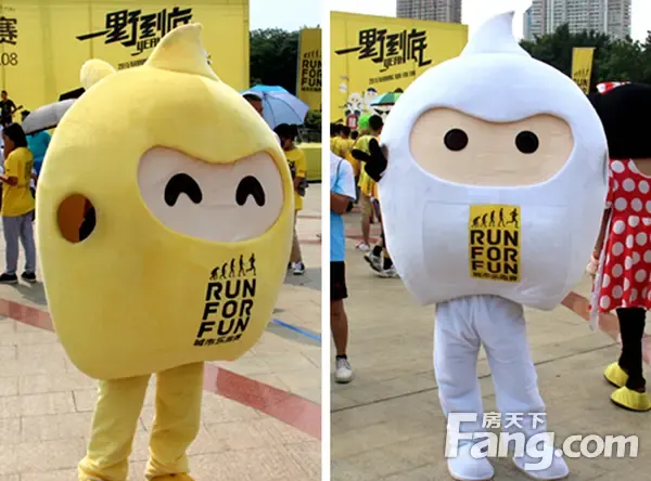 代表万科城市乐跑赛的形象人偶