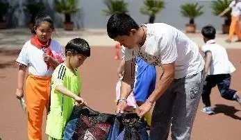 棚改全纪实 "光屁股小孩"足球圆梦