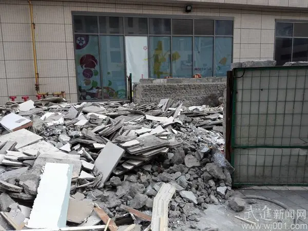 茂业天地商立方建筑垃圾未及时清理 装修废料溢出