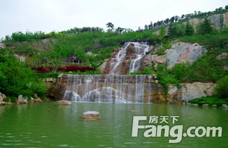北接三八河滨水公园,向东驱车5分钟便可达到金龙湖风景区和珠山公园