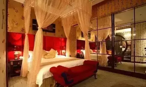 有了这些帷幔 床上动静再大也不怕!