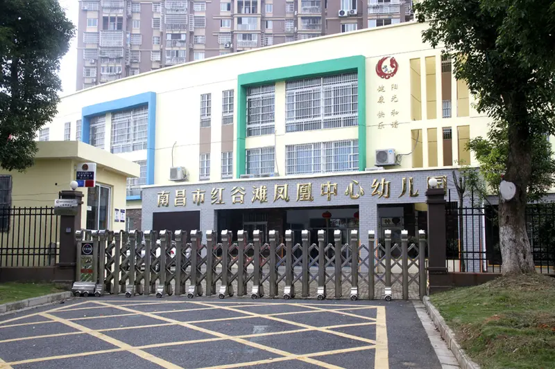项目前面的红谷滩凤凰中心幼儿园