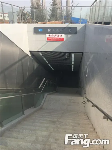 10亿,分为两段:东港站至海之韵站,辛寨子站至大连北站.