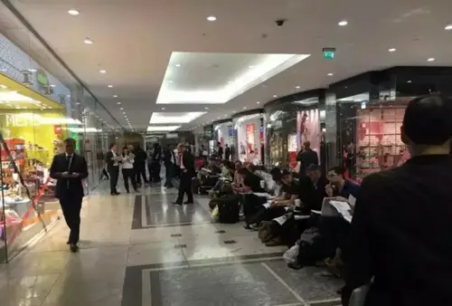 英国买房排队抢