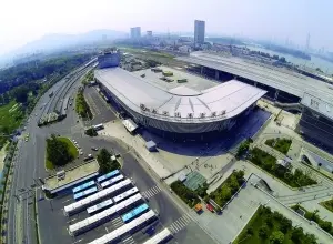 交通枢纽建成,南京汽车客运站(又叫小红山客运站)与南京火车站"牵手"