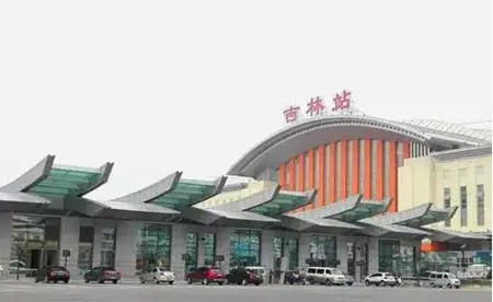 焕然一新的吉林站西广场.