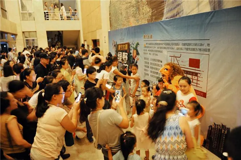 活动现场观众与演职员拍照互动中