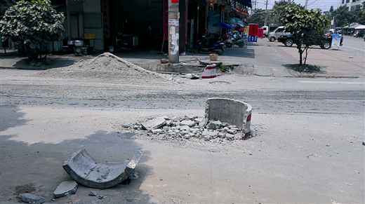 村民想修建的水泥墩被砸毁。 