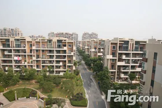 top3:全能配套,优享城市鼎级生活 4大商业综合体,龙山农贸市场,公交