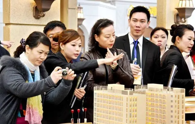 人民币贬值怎么办 中国大妈喊你去英国置业来