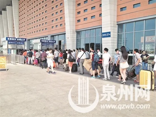 8个验证口只开放3个 泉州动车站进站慢乘客拼体格