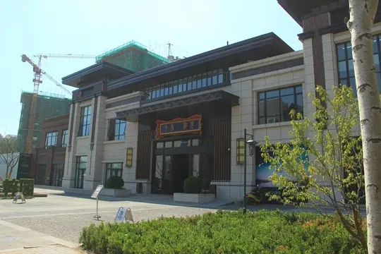 刚一来到售楼部门口,小编就被粹园售楼部的庄重大气的风格所吸引,并且