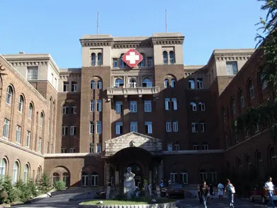 大连大学附属中山医院,老大连人也常习惯称它为大连铁路医院,路过的