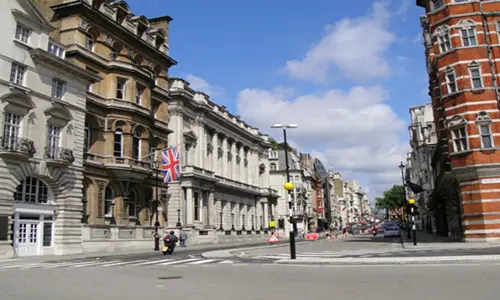 人民币贬值使给英国楼市增温还是降温？专家有看法