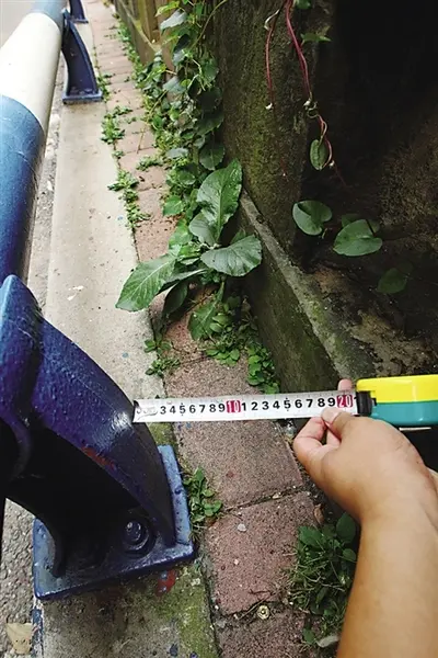 一处窄的地方仅30厘米宽,胖子难以通过,瘦子也得侧身;另一处和花台零