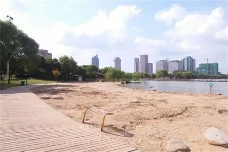 项目北1000米钵池山公园人造沙滩
