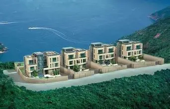 这座由三层楼构成的独立大宅,拥有着无法复制的海景资源,在的香港已属