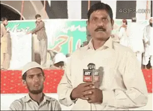 14个搞笑动图 直播记者快被烦炸天了!