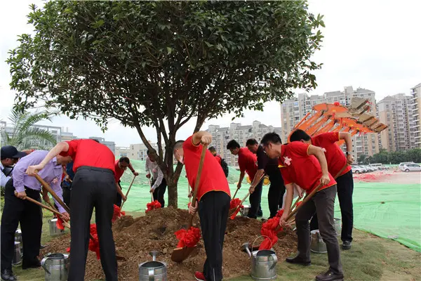 仪式结束后,福晟集团董事长潘伟明,华威集团总裁陈健等领导移步至植树