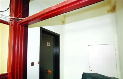 小区一住户加装防盗门 将公共楼道圈进自己家里