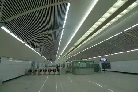 大连北站地铁站与大连北站遥相辉映