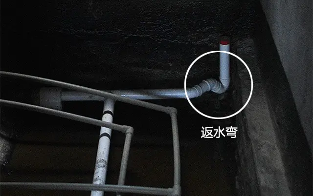 地漏水封应该超过2公分,洗面盆下面一定要安装返水弯,可防止下水道